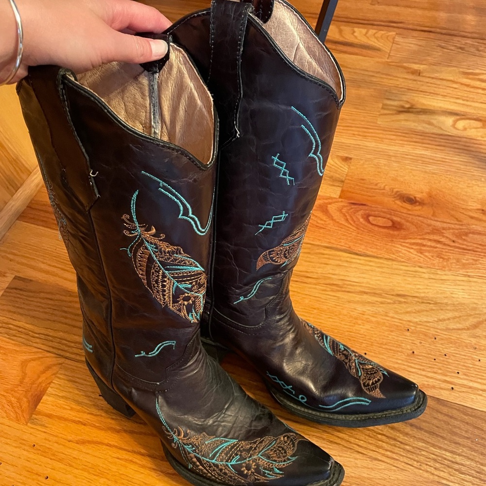 Rodeo- Womens Circle G snip toe cowboy boots, size 10